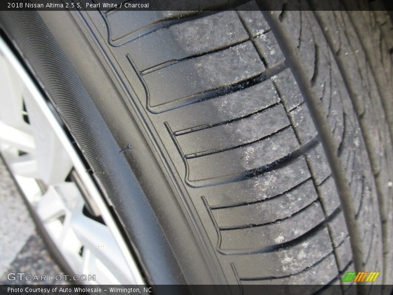 Pearl White / Charcoal 2018 Nissan Altima 2.5 S