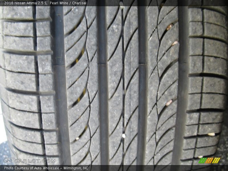 Pearl White / Charcoal 2018 Nissan Altima 2.5 S