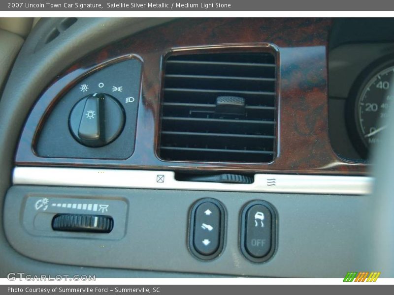 Satellite Silver Metallic / Medium Light Stone 2007 Lincoln Town Car Signature