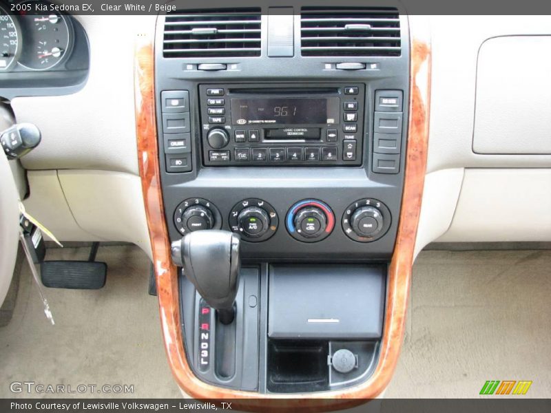 Clear White / Beige 2005 Kia Sedona EX