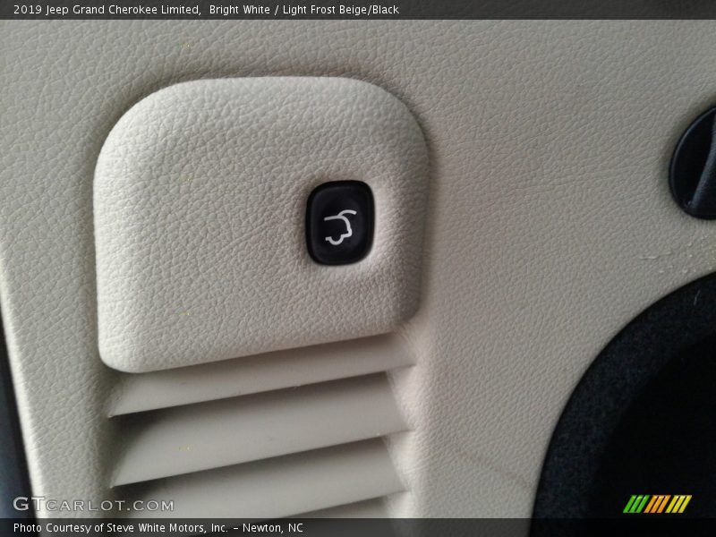 Bright White / Light Frost Beige/Black 2019 Jeep Grand Cherokee Limited