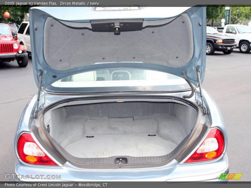 Zircon Metallic / Ivory 2005 Jaguar XJ Vanden Plas