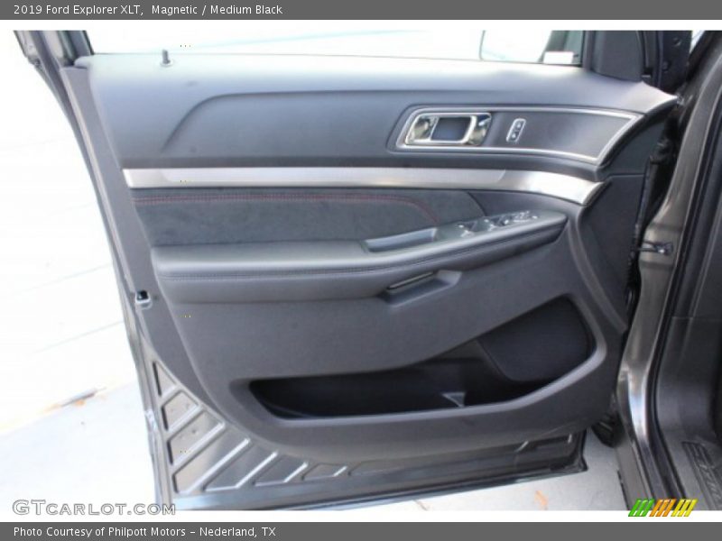 Magnetic / Medium Black 2019 Ford Explorer XLT