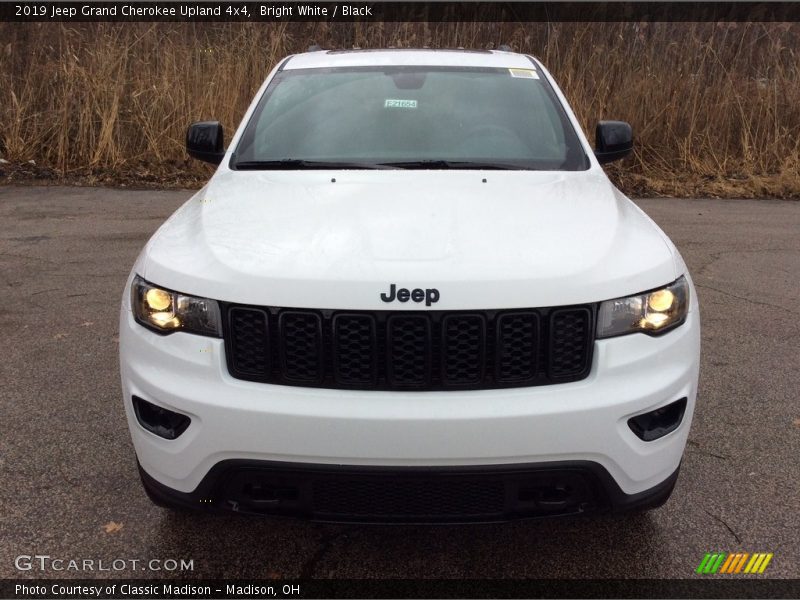 Bright White / Black 2019 Jeep Grand Cherokee Upland 4x4