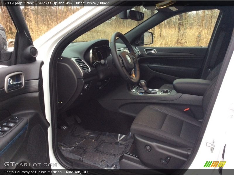 Bright White / Black 2019 Jeep Grand Cherokee Upland 4x4