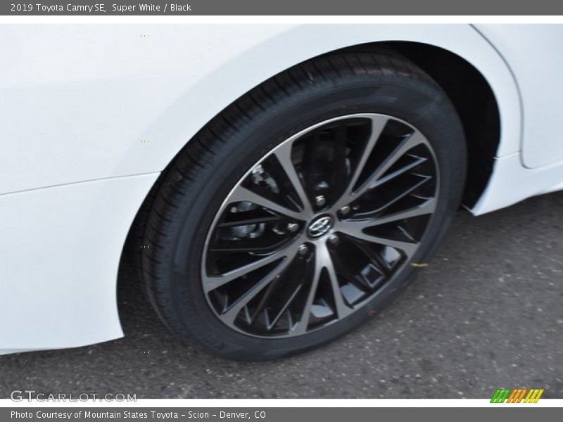 Super White / Black 2019 Toyota Camry SE