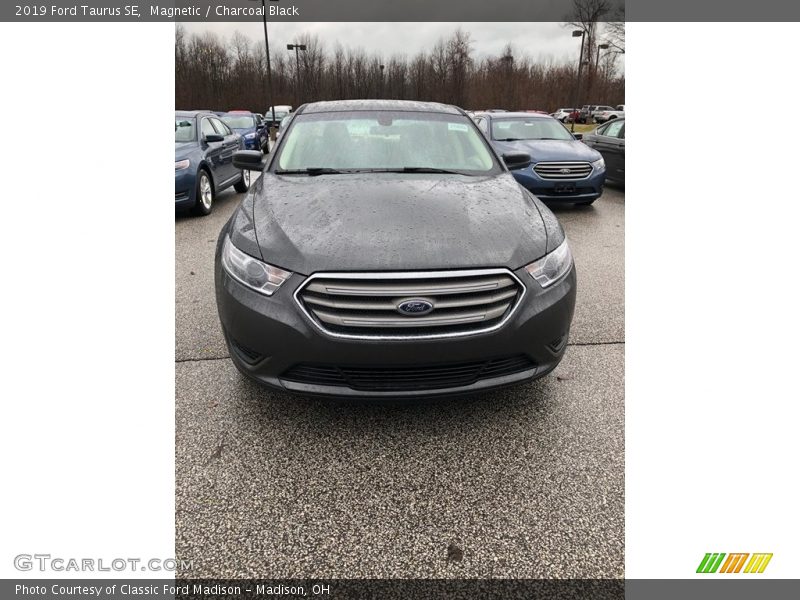 Magnetic / Charcoal Black 2019 Ford Taurus SE