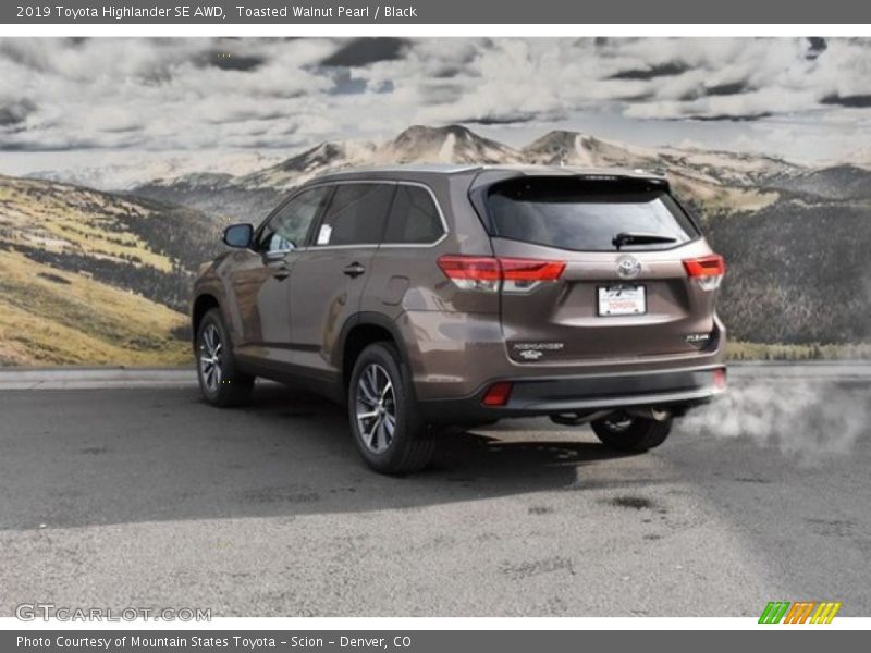 Toasted Walnut Pearl / Black 2019 Toyota Highlander SE AWD