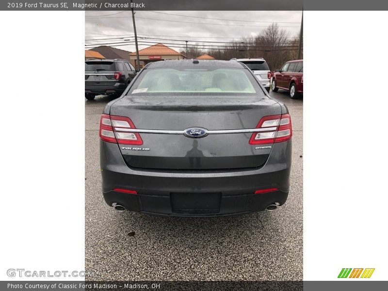 Magnetic / Charcoal Black 2019 Ford Taurus SE