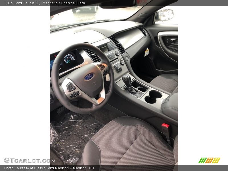 Magnetic / Charcoal Black 2019 Ford Taurus SE