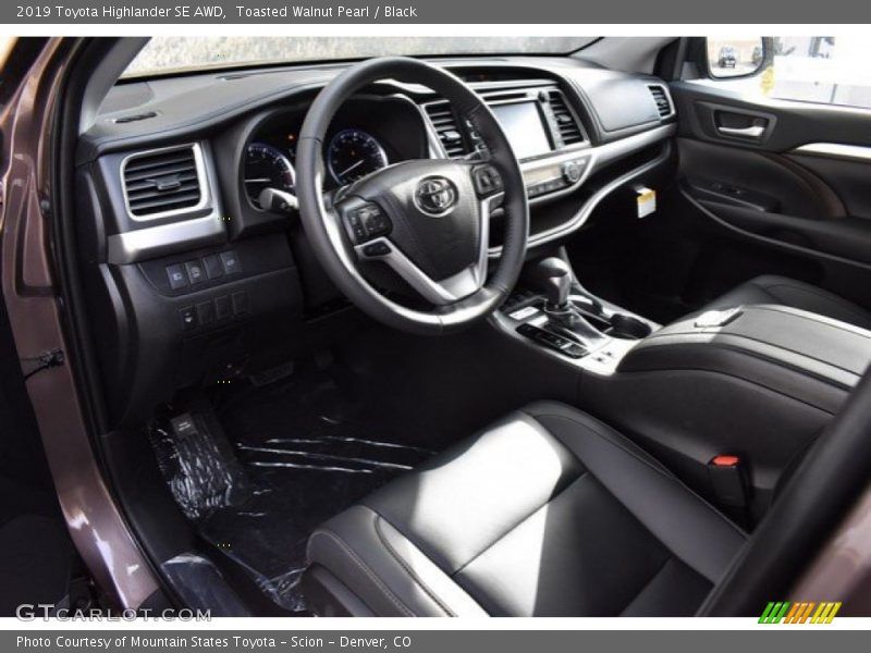Toasted Walnut Pearl / Black 2019 Toyota Highlander SE AWD
