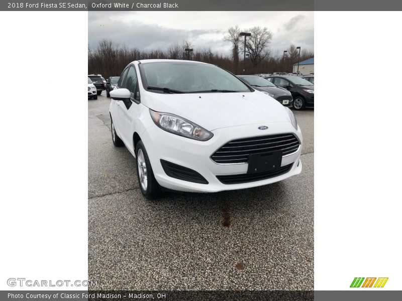 Oxford White / Charcoal Black 2018 Ford Fiesta SE Sedan