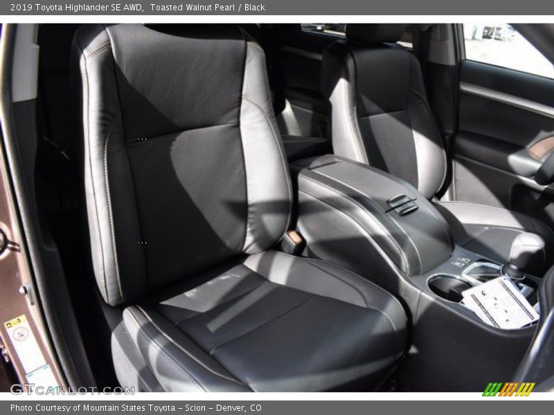 Toasted Walnut Pearl / Black 2019 Toyota Highlander SE AWD