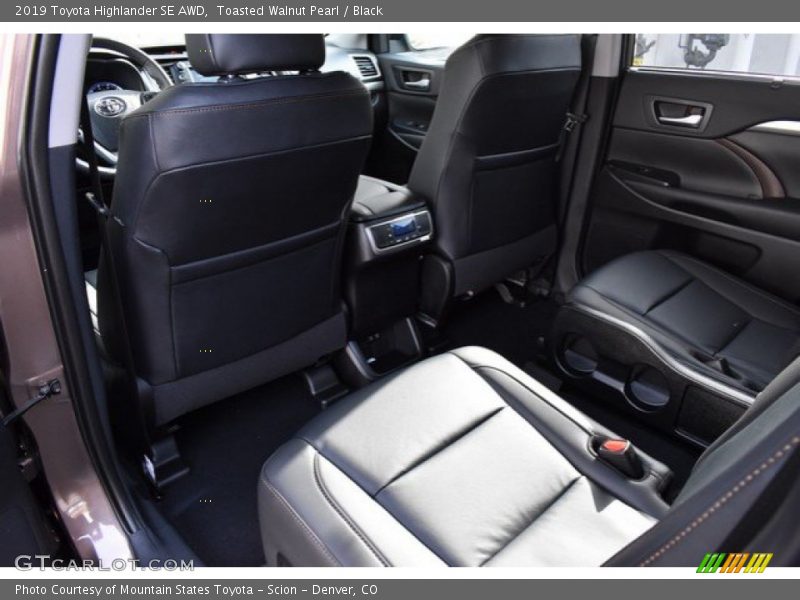 Toasted Walnut Pearl / Black 2019 Toyota Highlander SE AWD