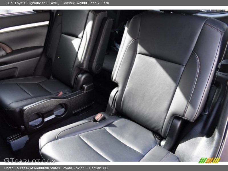 Toasted Walnut Pearl / Black 2019 Toyota Highlander SE AWD