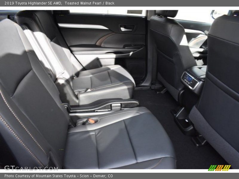 Toasted Walnut Pearl / Black 2019 Toyota Highlander SE AWD