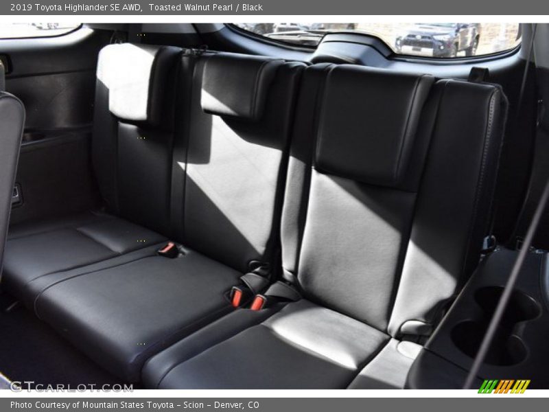 Toasted Walnut Pearl / Black 2019 Toyota Highlander SE AWD