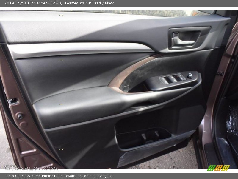 Toasted Walnut Pearl / Black 2019 Toyota Highlander SE AWD