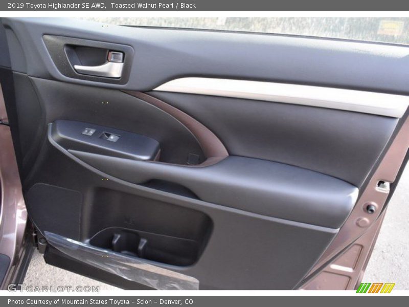 Toasted Walnut Pearl / Black 2019 Toyota Highlander SE AWD