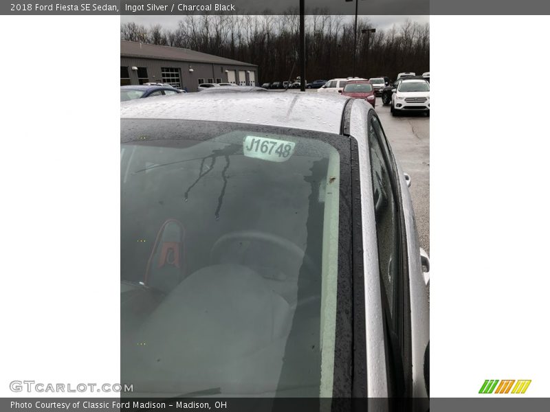 Ingot Silver / Charcoal Black 2018 Ford Fiesta SE Sedan