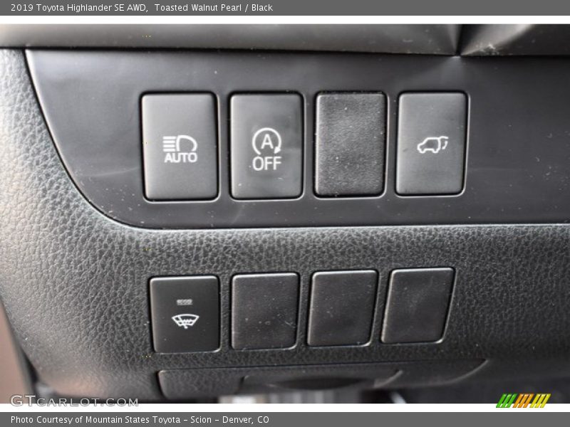 Toasted Walnut Pearl / Black 2019 Toyota Highlander SE AWD