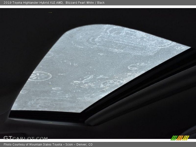 Blizzard Pearl White / Black 2019 Toyota Highlander Hybrid XLE AWD