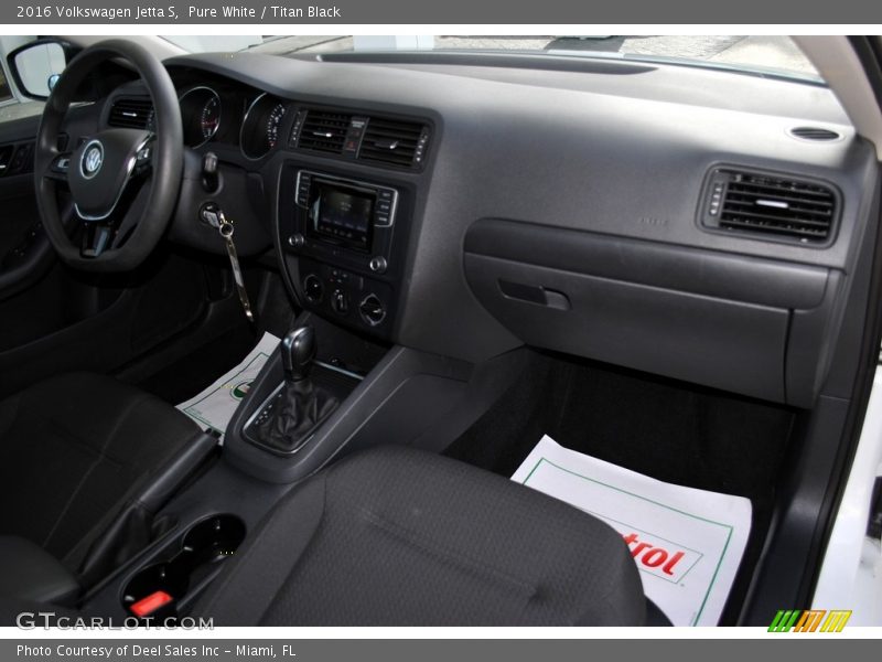 Pure White / Titan Black 2016 Volkswagen Jetta S