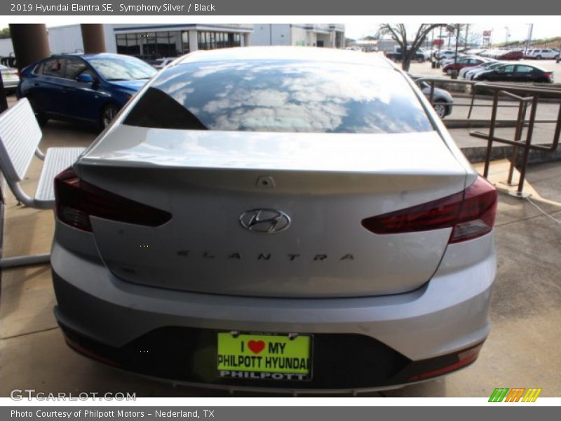 Symphony Silver / Black 2019 Hyundai Elantra SE