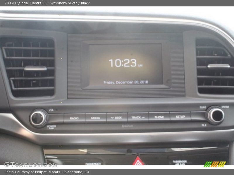 Symphony Silver / Black 2019 Hyundai Elantra SE