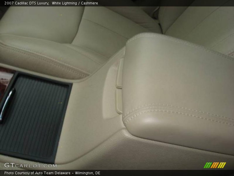 White Lightning / Cashmere 2007 Cadillac DTS Luxury