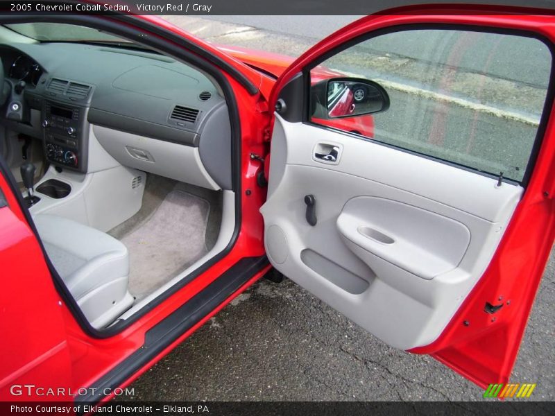 Victory Red / Gray 2005 Chevrolet Cobalt Sedan