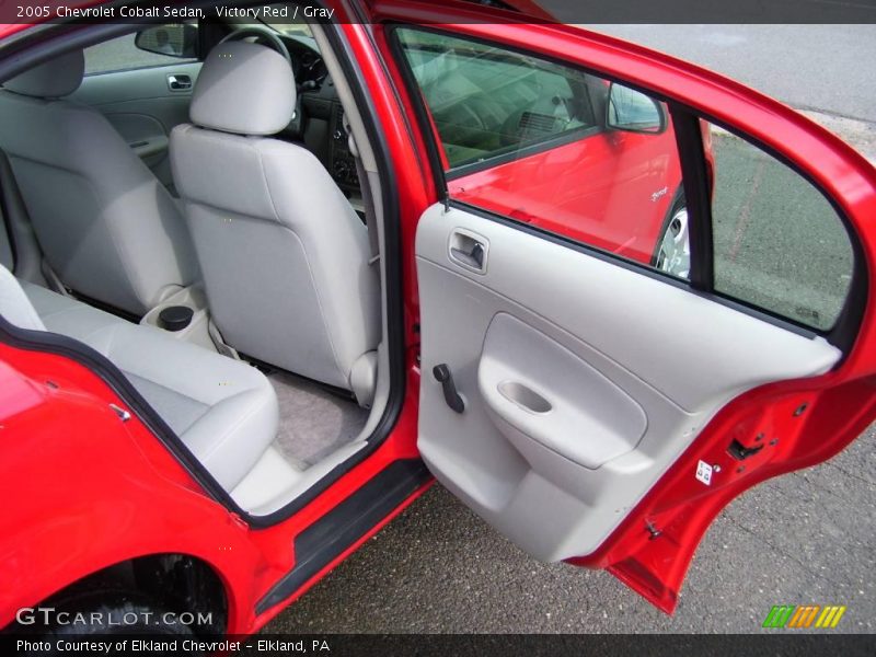 Victory Red / Gray 2005 Chevrolet Cobalt Sedan