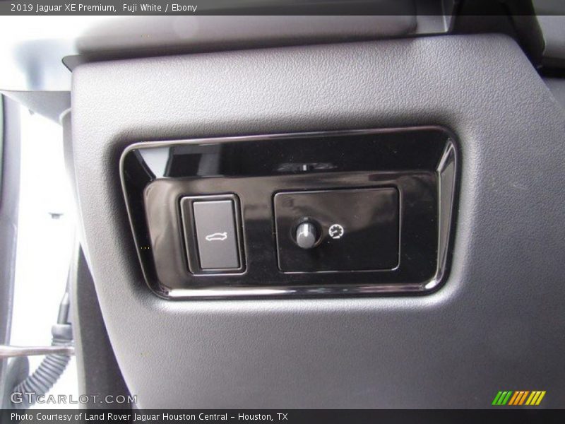 Fuji White / Ebony 2019 Jaguar XE Premium