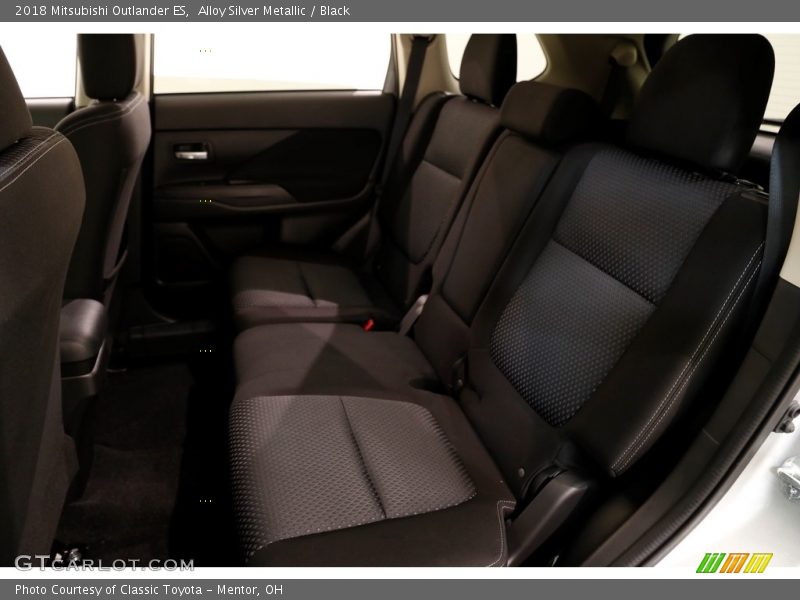 Alloy Silver Metallic / Black 2018 Mitsubishi Outlander ES