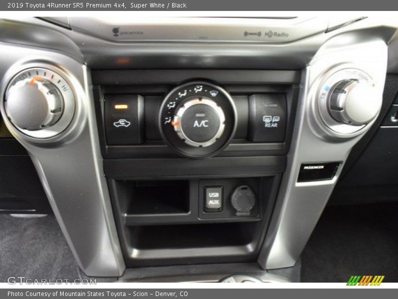 Super White / Black 2019 Toyota 4Runner SR5 Premium 4x4
