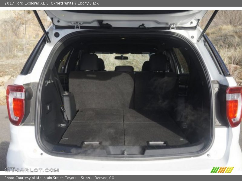 Oxford White / Ebony Black 2017 Ford Explorer XLT