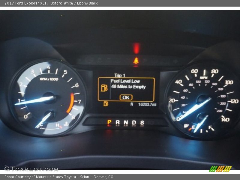 Oxford White / Ebony Black 2017 Ford Explorer XLT