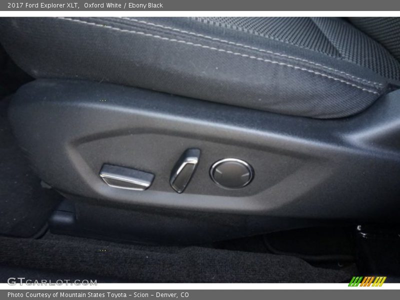 Oxford White / Ebony Black 2017 Ford Explorer XLT