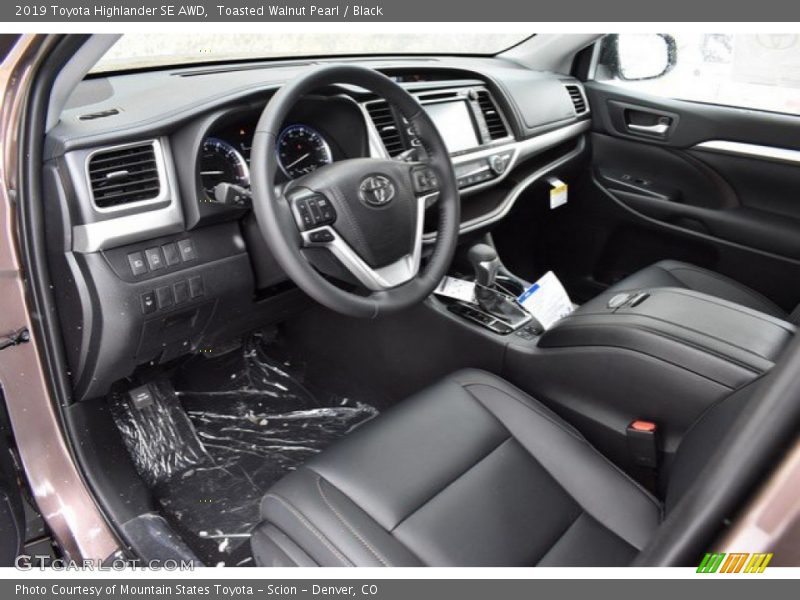 Toasted Walnut Pearl / Black 2019 Toyota Highlander SE AWD