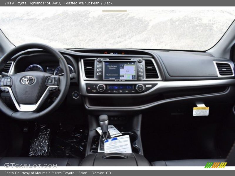Toasted Walnut Pearl / Black 2019 Toyota Highlander SE AWD