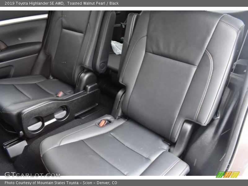 Toasted Walnut Pearl / Black 2019 Toyota Highlander SE AWD