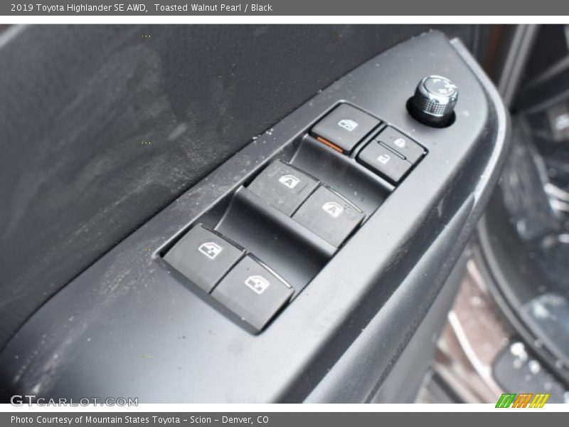 Toasted Walnut Pearl / Black 2019 Toyota Highlander SE AWD