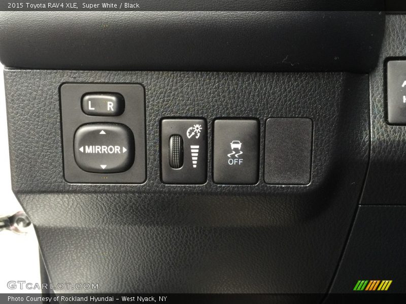 Super White / Black 2015 Toyota RAV4 XLE