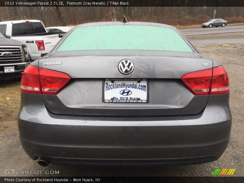 Platinum Gray Metallic / Titan Black 2013 Volkswagen Passat 2.5L SE