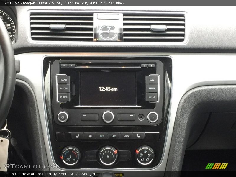 Platinum Gray Metallic / Titan Black 2013 Volkswagen Passat 2.5L SE
