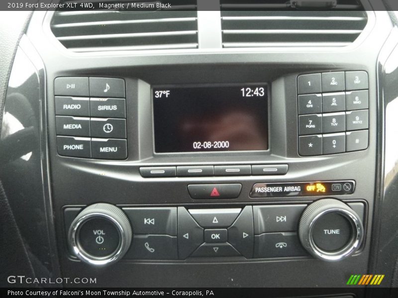 Magnetic / Medium Black 2019 Ford Explorer XLT 4WD