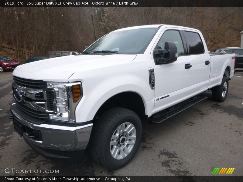 Front 3/4 View of 2019 F350 Super Duty XLT Crew Cab 4x4