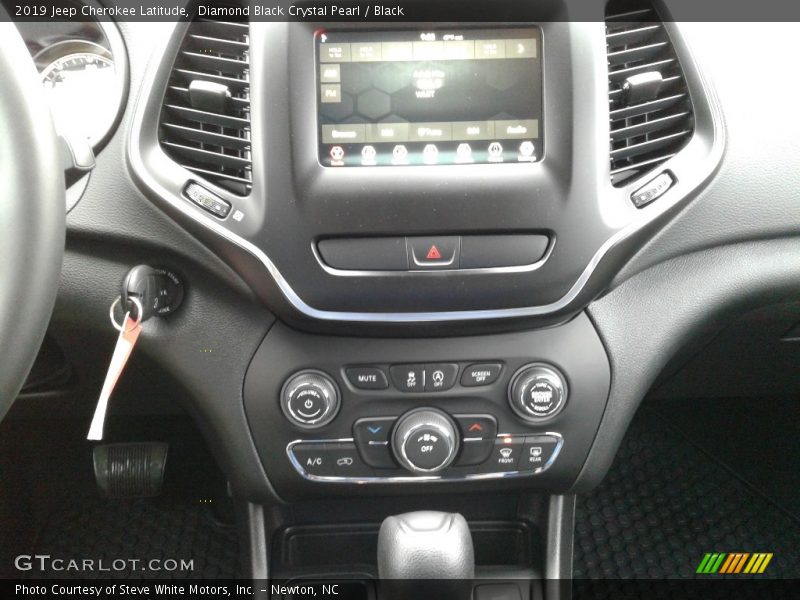 Diamond Black Crystal Pearl / Black 2019 Jeep Cherokee Latitude