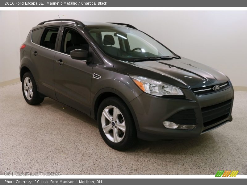 Magnetic Metallic / Charcoal Black 2016 Ford Escape SE