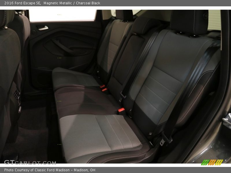 Magnetic Metallic / Charcoal Black 2016 Ford Escape SE